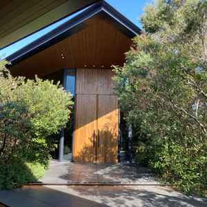 木目調のチャペル。白基調のチャペルとは異なり、温かみのある雰囲気でした。