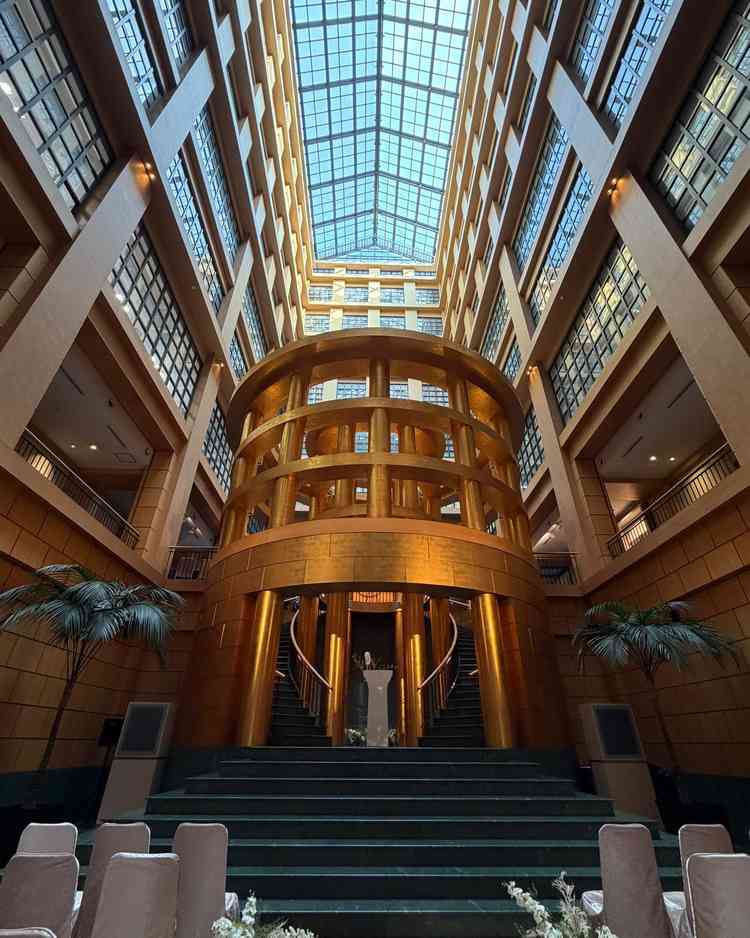 黄金色のチャペルと、緑色の大理石でウエディングドレスが一番綺麗に映える作りになっている。