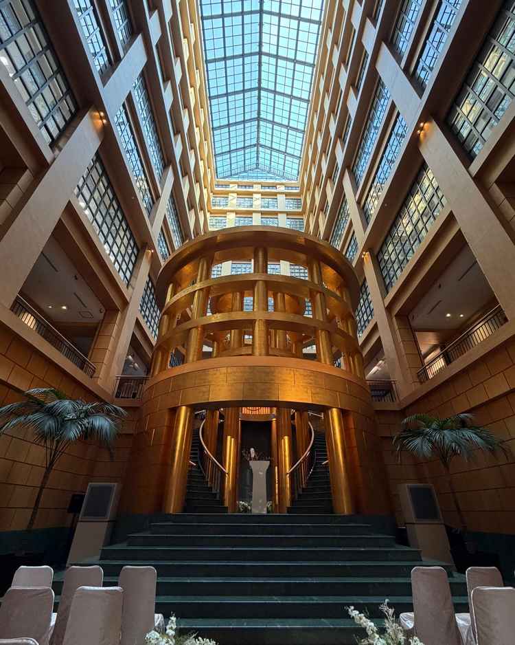 黄金色のチャペルと、緑色の大理石でウエディングドレスが一番綺麗に映える作りになっている。