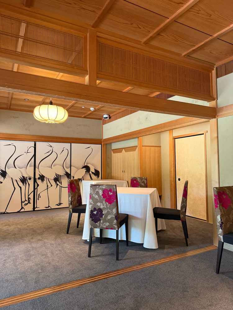 親族控室で使える場所で、椅子なのはありがたいです。前撮りにも使える和室で落ち着く場所でした。
