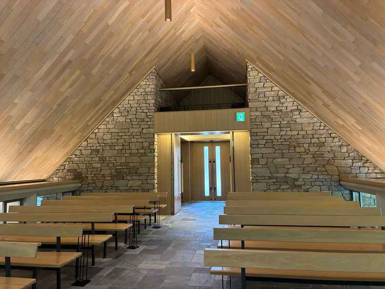 木の香りがとても素敵で木の温もりも感じて床も石畳でドストライクすぎました、、