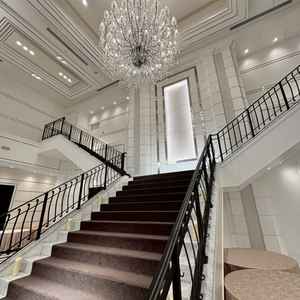 階段の演出でもどの席からも顔が見れる位置に設置されているのがいいなと思いました。