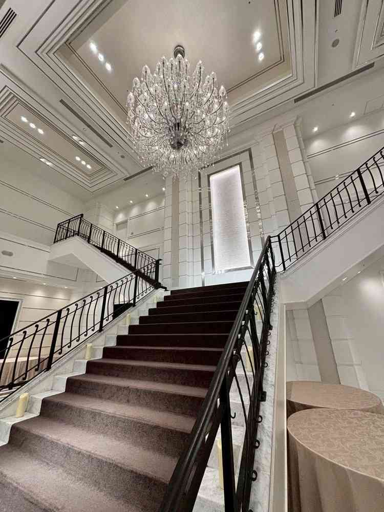 階段の演出でもどの席からも顔が見れる位置に設置されているのがいいなと思いました。