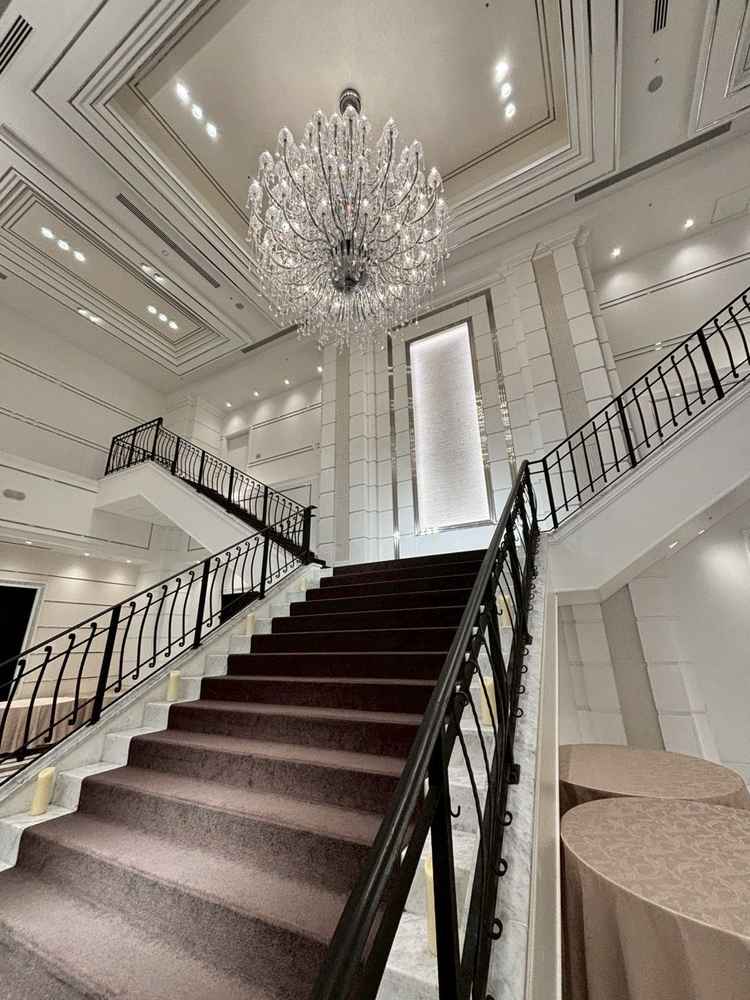 階段の演出でもどの席からも顔が見れる位置に設置されているのがいいなと思いました。