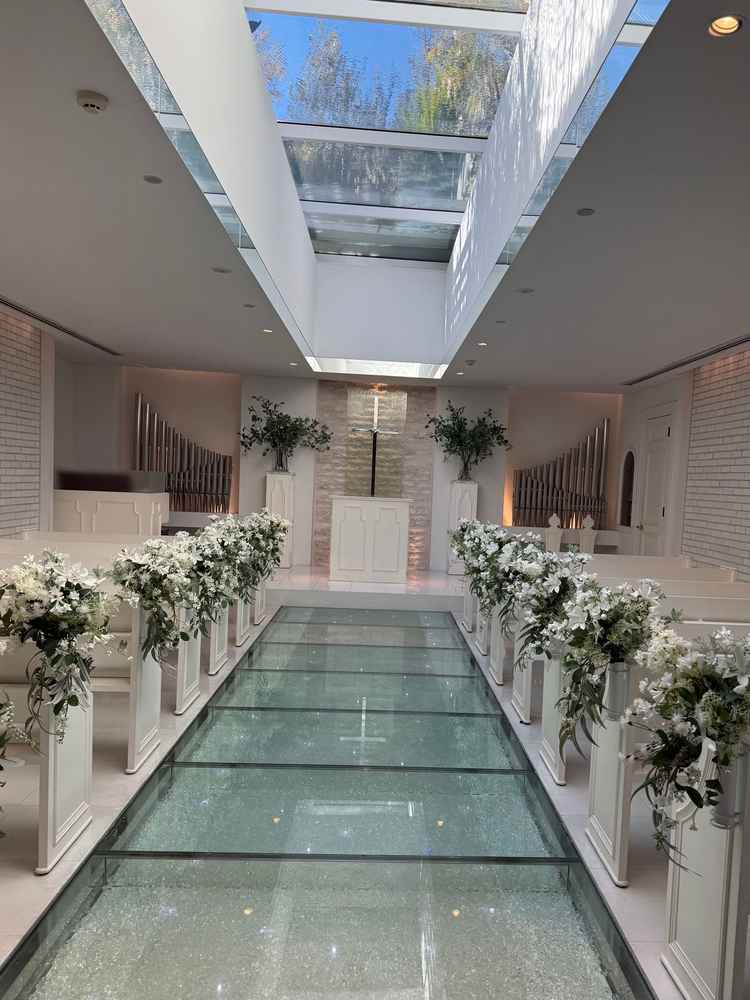 天井は水の流れるガラスになっており、とても明るくて洗礼された雰囲気でとても素敵でした。