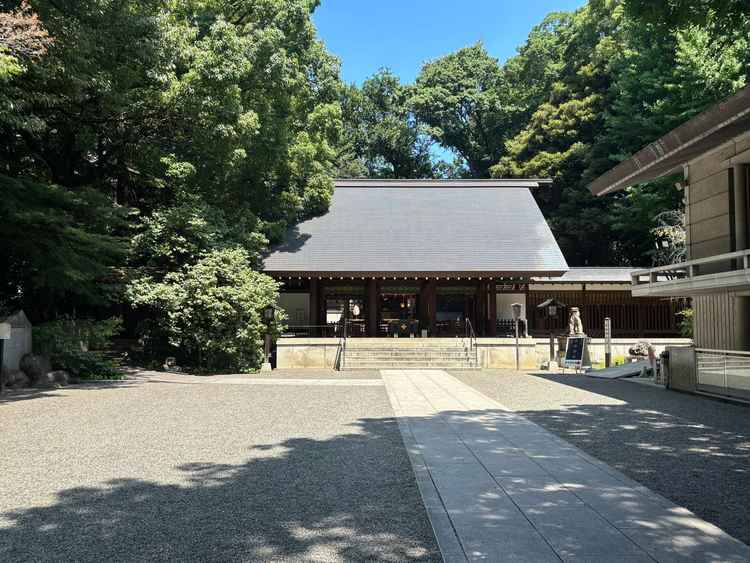 拝殿です。周りを木に囲まれ落ち着いた雰囲気です。