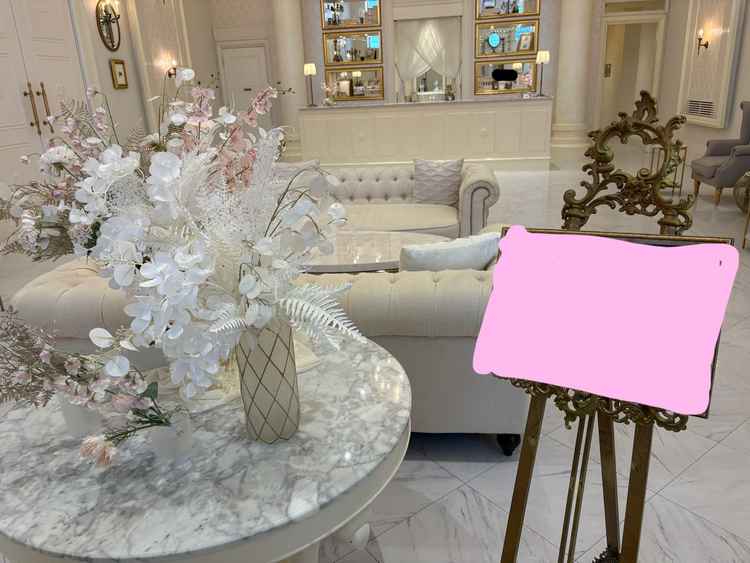 ロビーの写真。白メインでどんな色の花も映える。