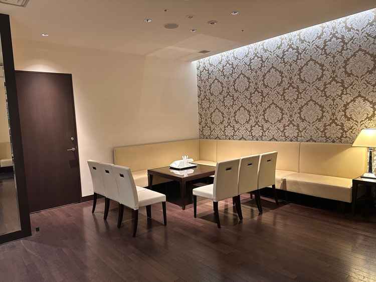 親族待合室。友人の待合スペースを通らないルートと通れるルートの2パターンがあり、導線に配慮がある。