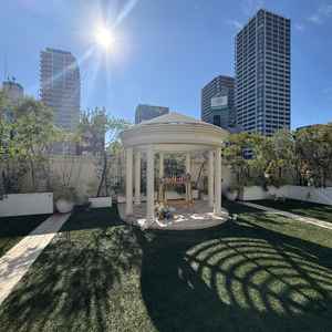 屋上ガーデン。日差しがよく入りよかった。心斎橋近くの立地で騒音を懸念していたが、4階のため静か。