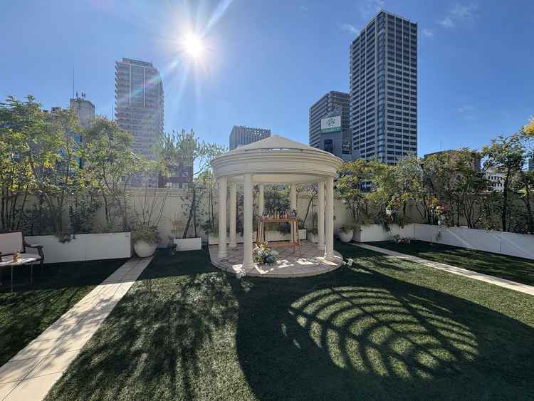 屋上ガーデン。日差しがよく入りよかった。心斎橋近くの立地で騒音を懸念していたが、4階のため静か。