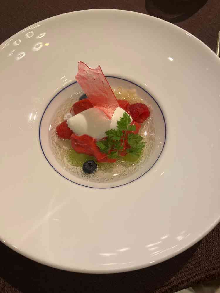 デザートの写真です。結婚を祝福する拍手という意味でパチパチと音がするキャンディが入っていました。