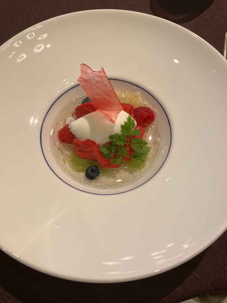 デザートの写真です。結婚を祝福する拍手という意味でパチパチと音がするキャンディが入っていました。