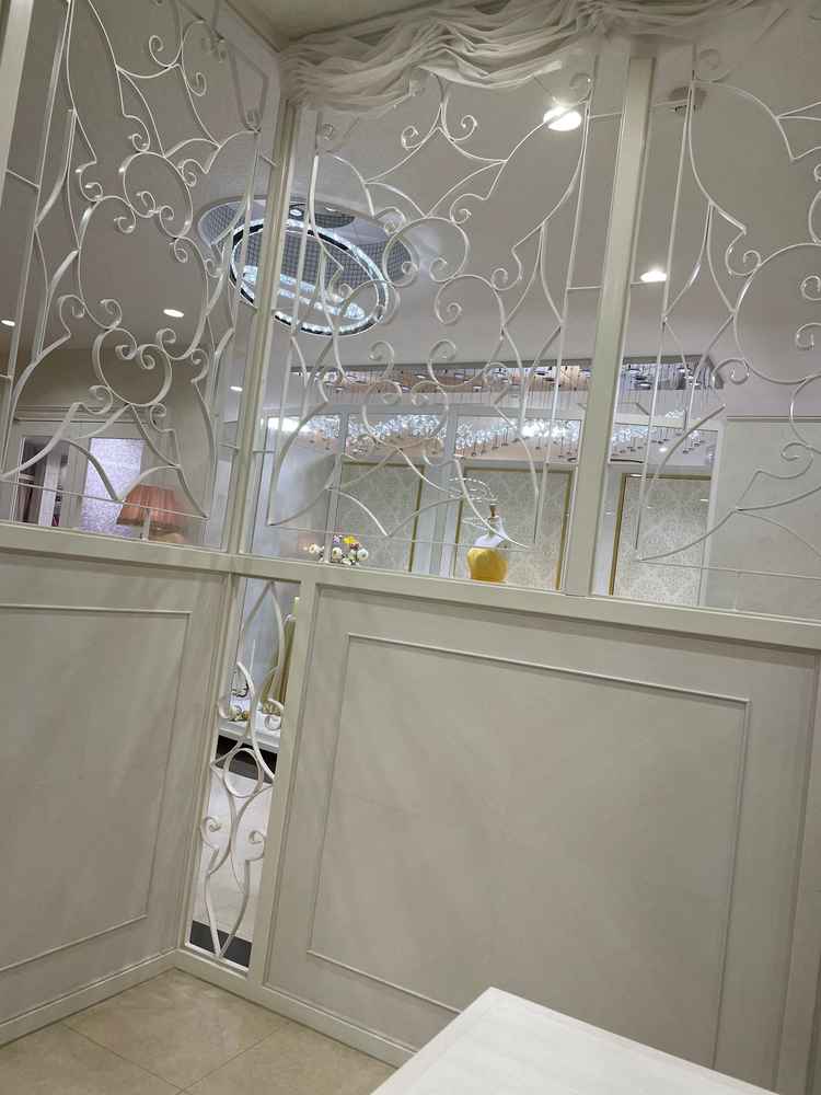 相談室、奥はドレスが沢山ある部屋がある。
