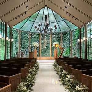 緑豊かなチャペルの写真。自然光を再現した照明が優しい明るさでした。