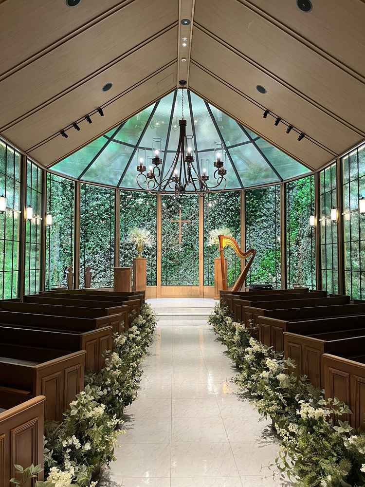 緑豊かなチャペルの写真。自然光を再現した照明が優しい明るさでした。