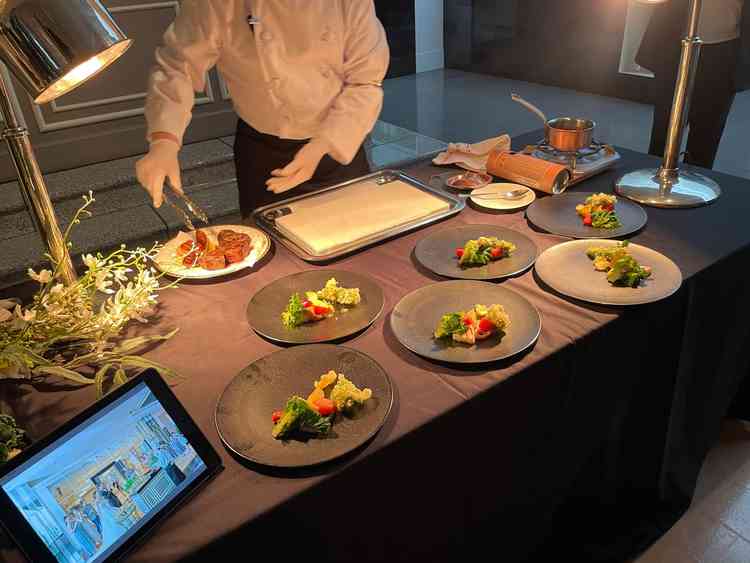 シェフが目の前で調理してくれるステーキです。フランベで火が上がる演出もあります。