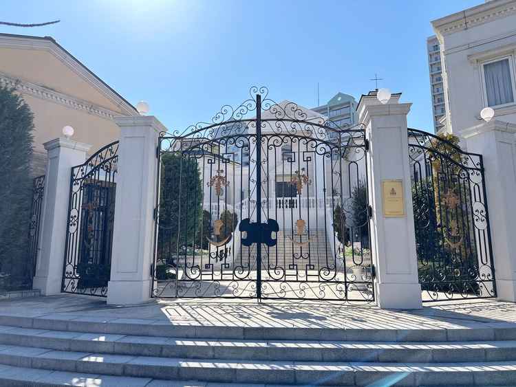 式場の駐車場に到着し、入り口に向かう途中で快晴の青空と共にチャペルを撮らせて頂きました。