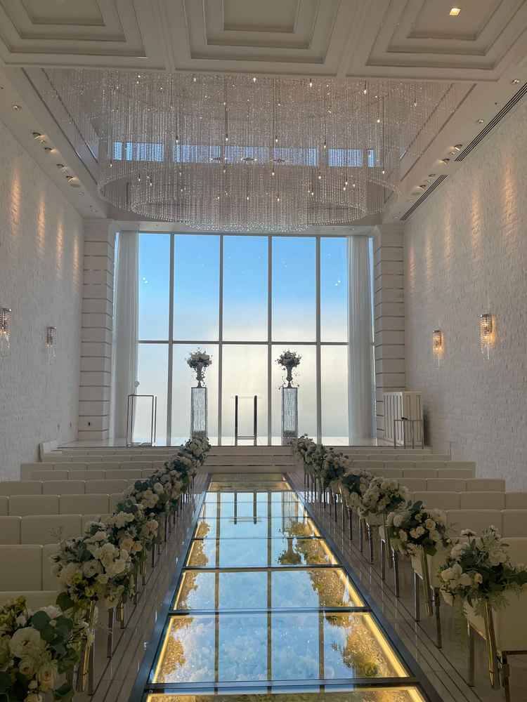 挙式会場は天井が高く開放的で、自然光が入るようになっているため写真映えする。