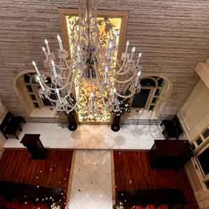 披露宴会場から見えるチャペル