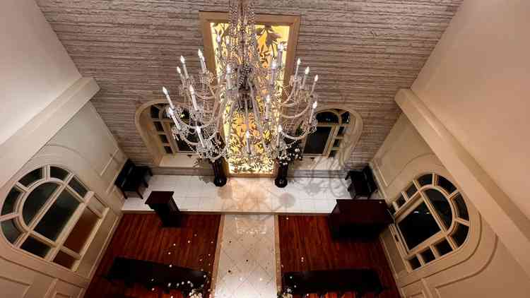 披露宴会場から見えるチャペル