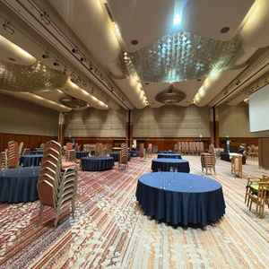 1番広い披露宴会場は天井が8メートルもあり、とても広く感じました