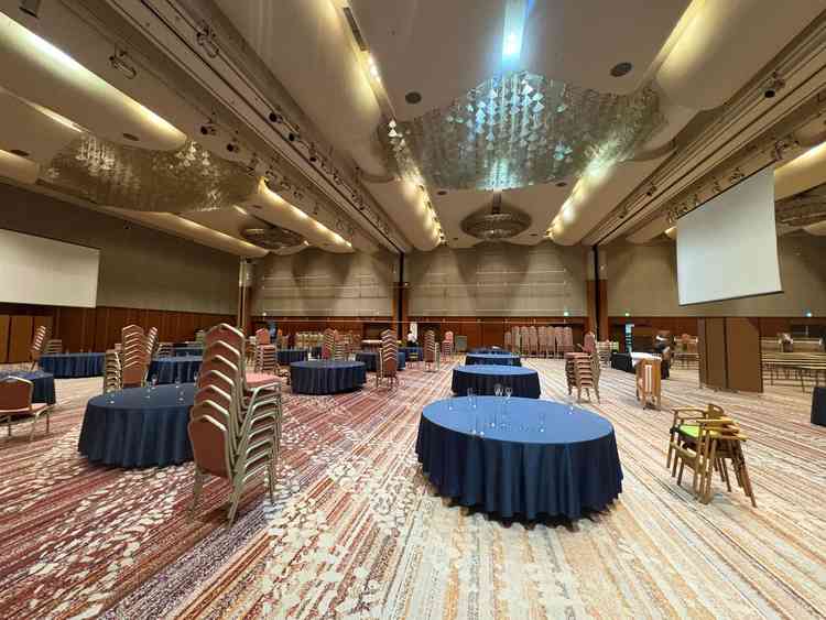 1番広い披露宴会場は天井が8メートルもあり、とても広く感じました