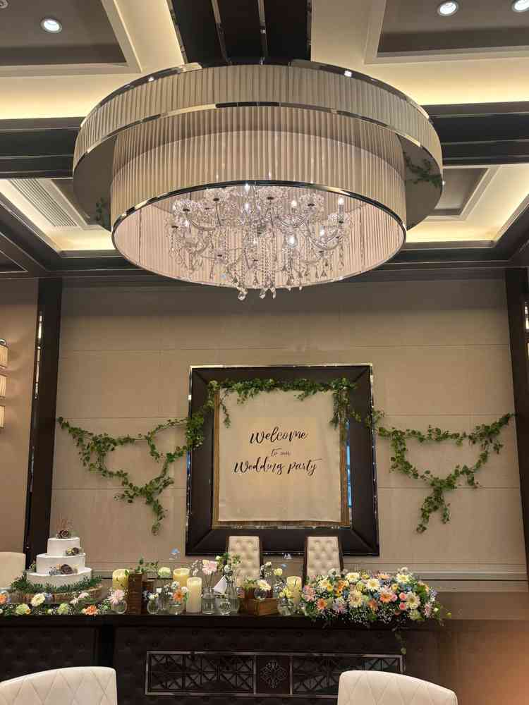 披露宴。ブラウンを基調とした会場内で落ち着いた雰囲気があった。バルコニーもあるので開放的に感じた。