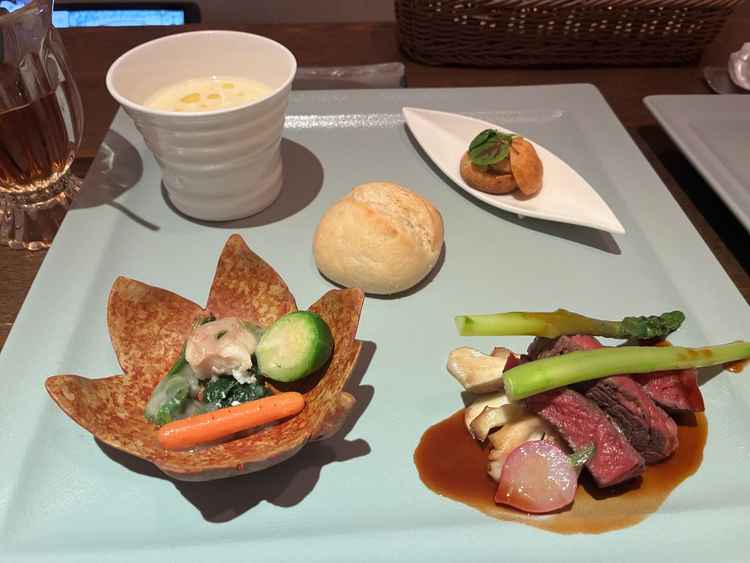お皿もかわいくておいしかったです。苦手な食材に対する配慮も有難かったです。