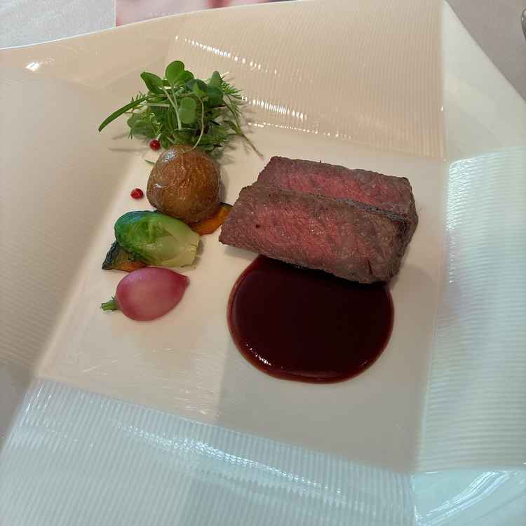 試食した国産牛ロースのロースト。絶品でした。