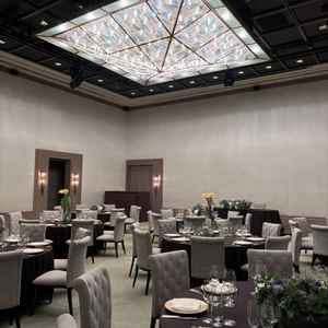 披露宴会場は天井が高く広々した印象です。