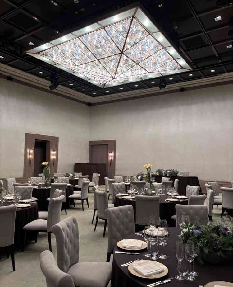 披露宴会場は天井が高く広々した印象です。