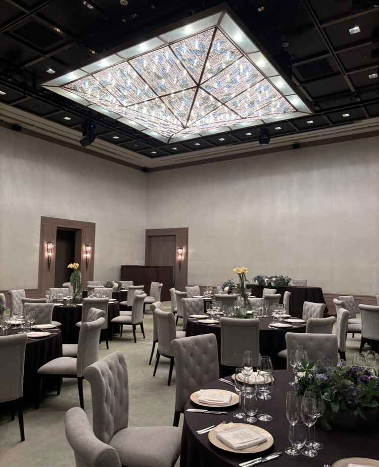 披露宴会場は天井が高く広々した印象です。