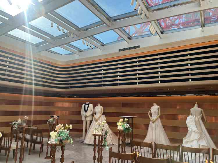 チャペルの雰囲気。天井が透明なことで、光がよく入っていた。