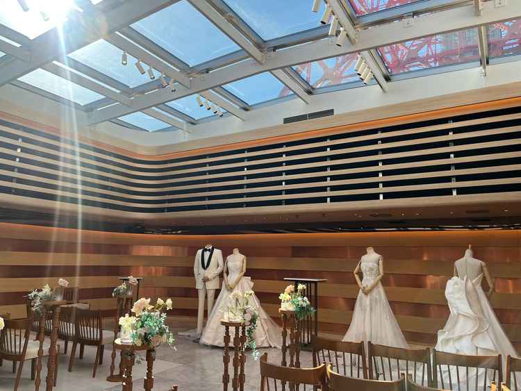 チャペルの雰囲気。天井が透明なことで、光がよく入っていた。