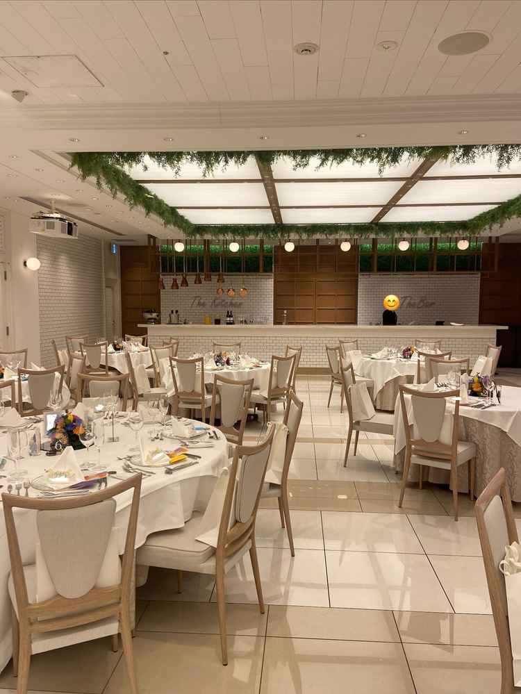 披露宴会場。オープンキッチンがあり、調理の演出や出来立てのお料理がいただけます。