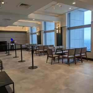 式開始前のゲスト用控室、景色が見え、ゆったり過ごせそうだと思った