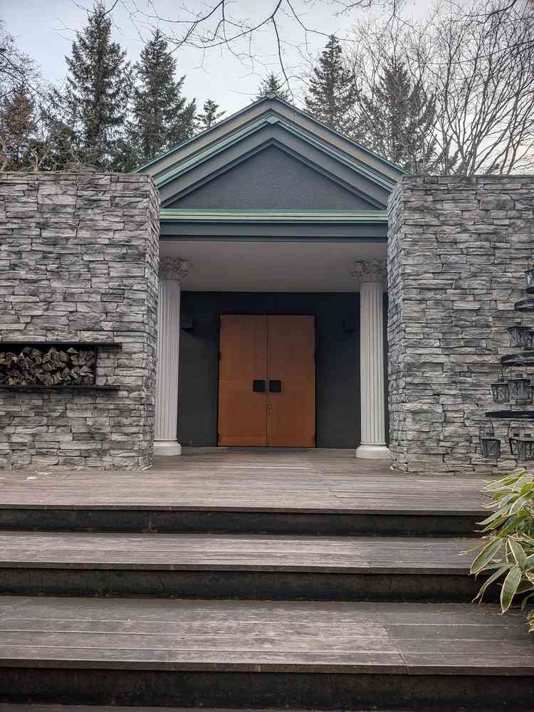 チャペルの外観です。独立型のチャペルでした。ここでも軽井沢らしい自然豊かな写真が撮れます。