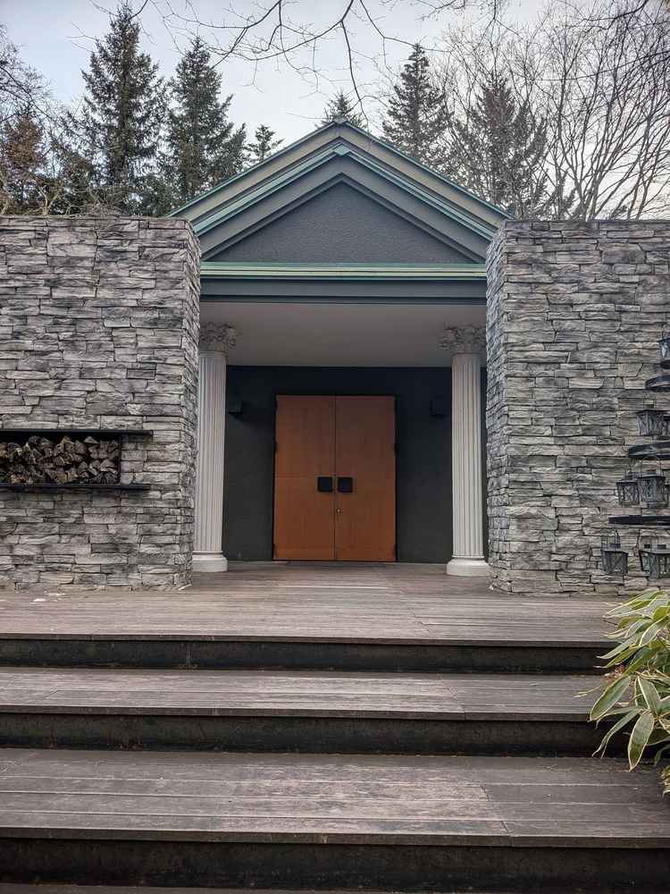 チャペルの外観です。独立型のチャペルでした。ここでも軽井沢らしい自然豊かな写真が撮れます。