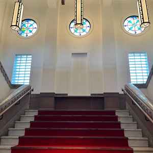 ステンドグラスが素敵な大階段。とても写真映えすると思います。