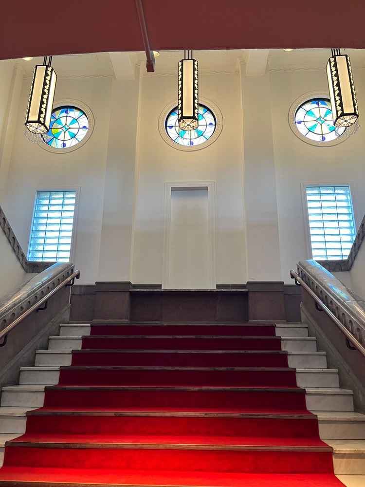 ステンドグラスが素敵な大階段。とても写真映えすると思います。