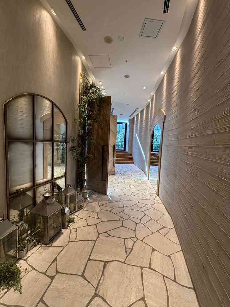 チャペルの扉前通路。チャペルの入り口前に鏡があり、石畳のおしゃれ空間でした。