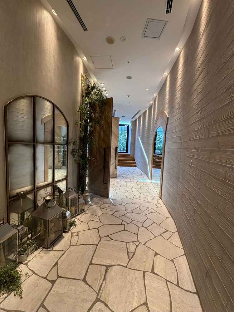 チャペルの扉前通路。チャペルの入り口前に鏡があり、石畳のおしゃれ空間でした。