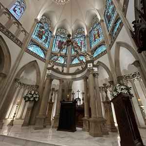 4面の大きなステンドグラスが特徴で、真ん中には珍しいオブジェも。神に近しいオブジェとして人気らしい。