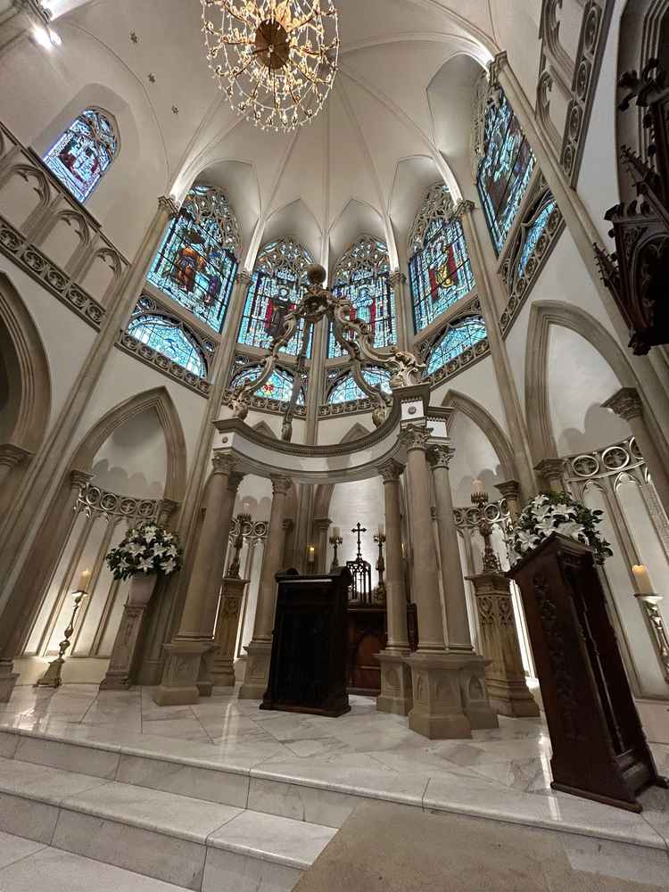 4面の大きなステンドグラスが特徴で、真ん中には珍しいオブジェも。神に近しいオブジェとして人気らしい。