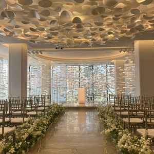 チャペルの入り口からの写真。春以降は緑もしっかり咲いてくるのでより美しいとのこと。