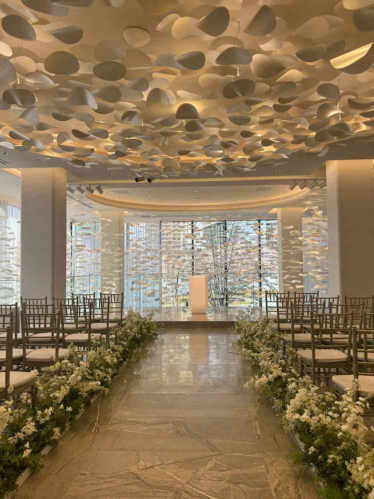 チャペルの入り口からの写真。春以降は緑もしっかり咲いてくるのでより美しいとのこと。