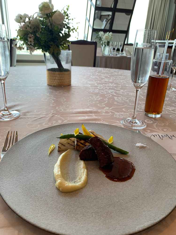 お料理のメインです。ベーシックなプランのお肉とのことですがとても美味しかったです。