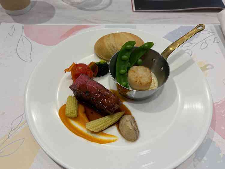 お肉がとても柔らかくておいしかったです。ホタテとウニのソースがとても合っていて凄くおいしかったです。