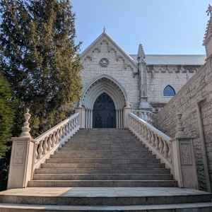 チャペルの外観。ヨーロッパのような雰囲気です。周辺に緑もあり、青い空に白い建物が映えていました。