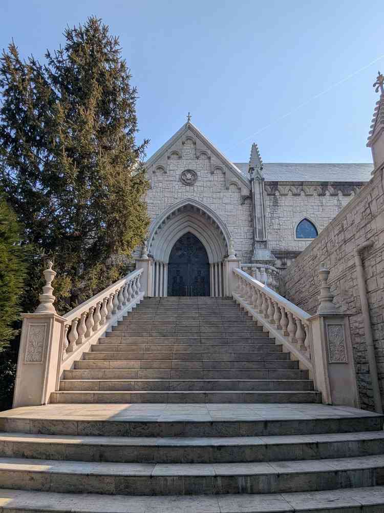 チャペルの外観。ヨーロッパのような雰囲気です。周辺に緑もあり、青い空に白い建物が映えていました。